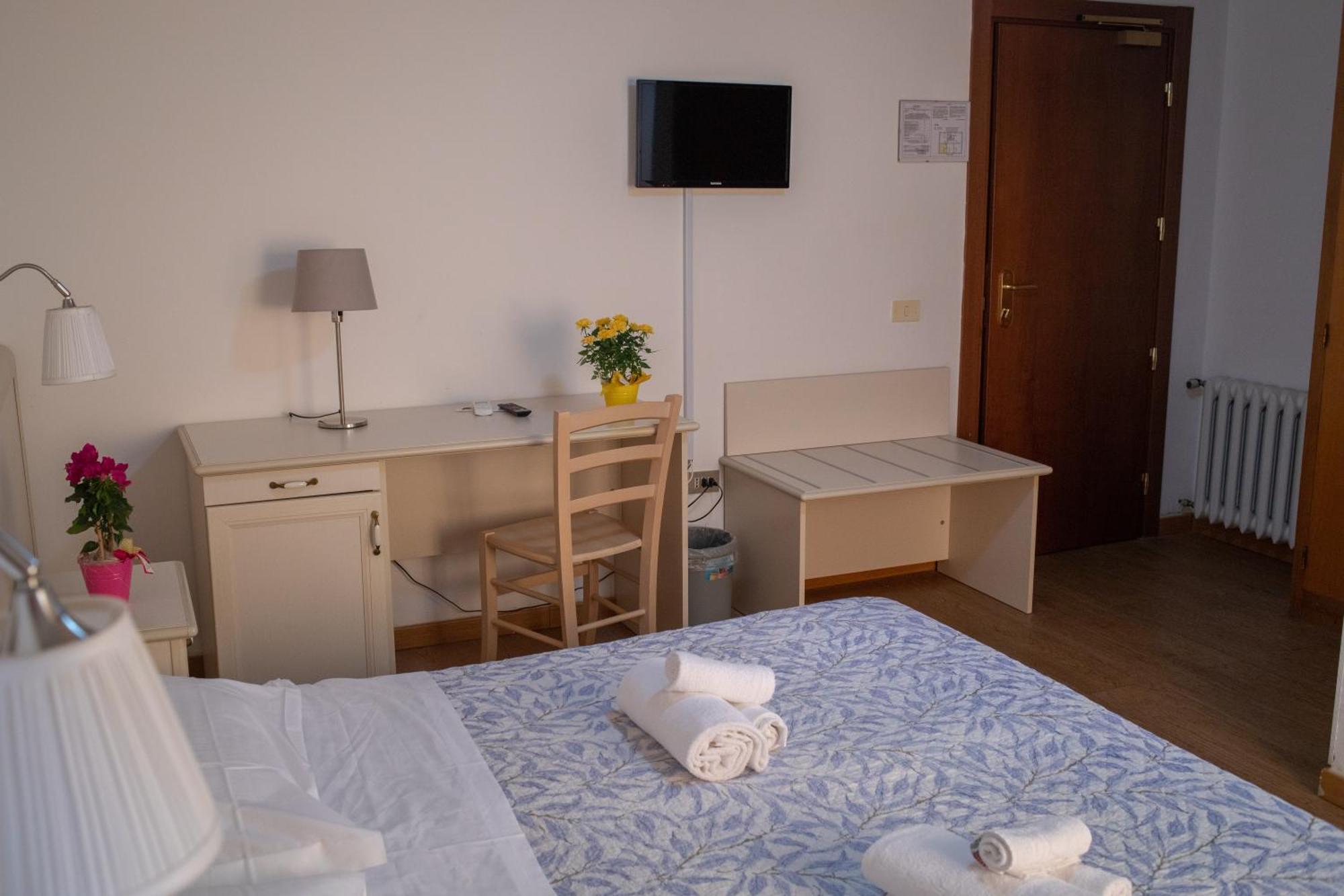 Hotel Ariston ピオンビーノ エクステリア 写真
